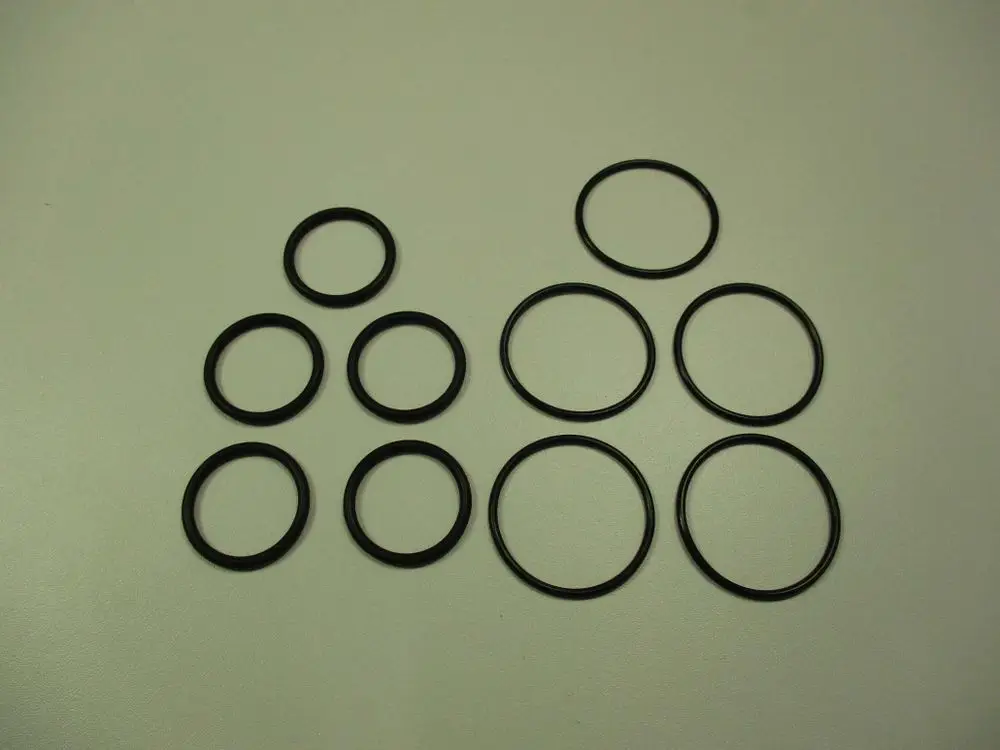 Schwarze O-Ringe in verschiedenen Größen, angeordnet in zwei Gruppen. Geeignet für Dichtungen und Anwendungen, auch für Produkte von Remeha.